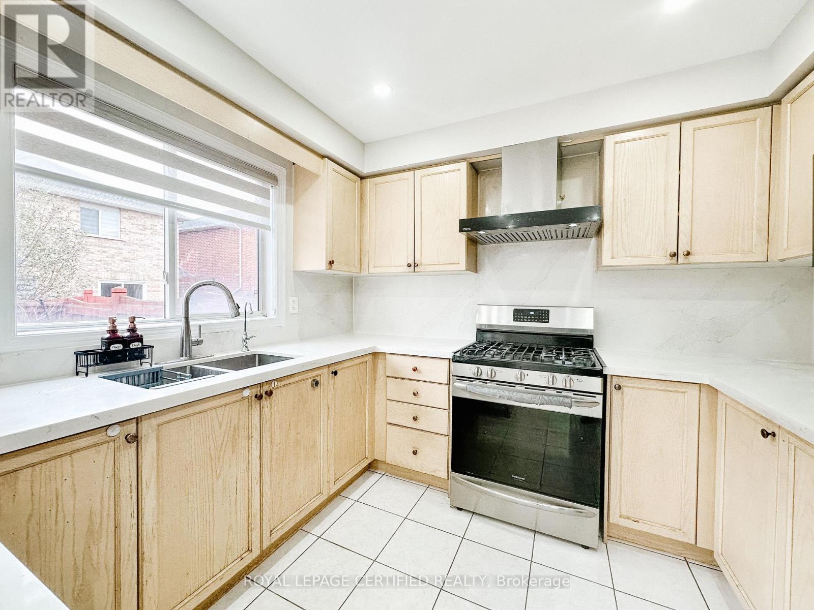 30 Lucerne Drive, Vaughan, ON - Indoor Photo Showing Kitchen With Double Sink