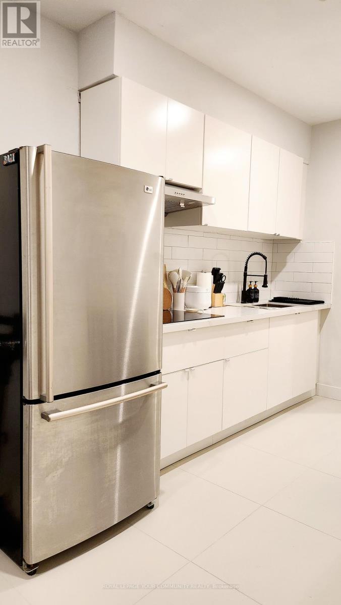 B1 - 352 Main Street N Street, Markham, ON - Indoor Photo Showing Kitchen