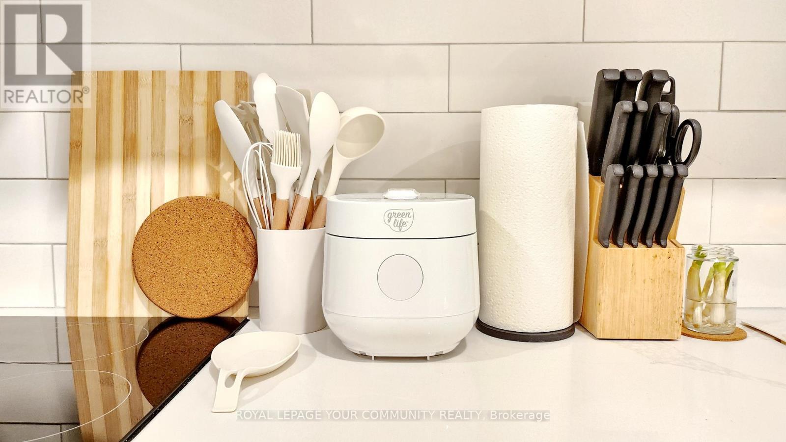 B1 - 352 Main Street N Street, Markham, ON - Indoor Photo Showing Laundry Room