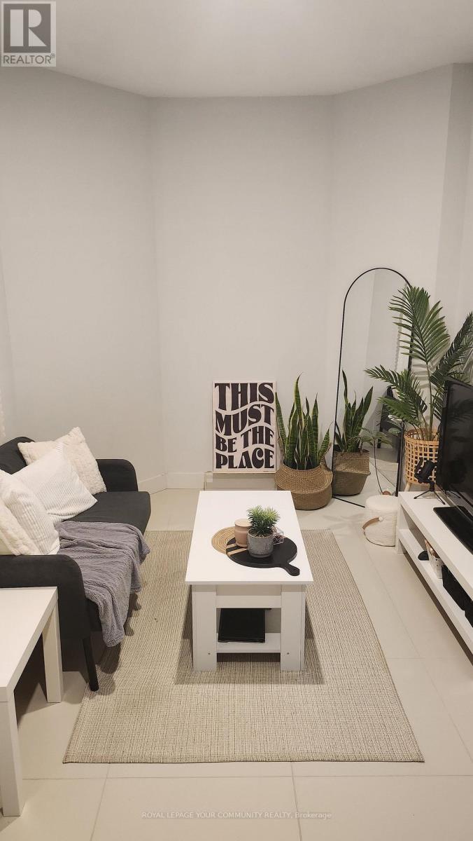 B1 - 352 Main Street N Street, Markham, ON - Indoor Photo Showing Other Room