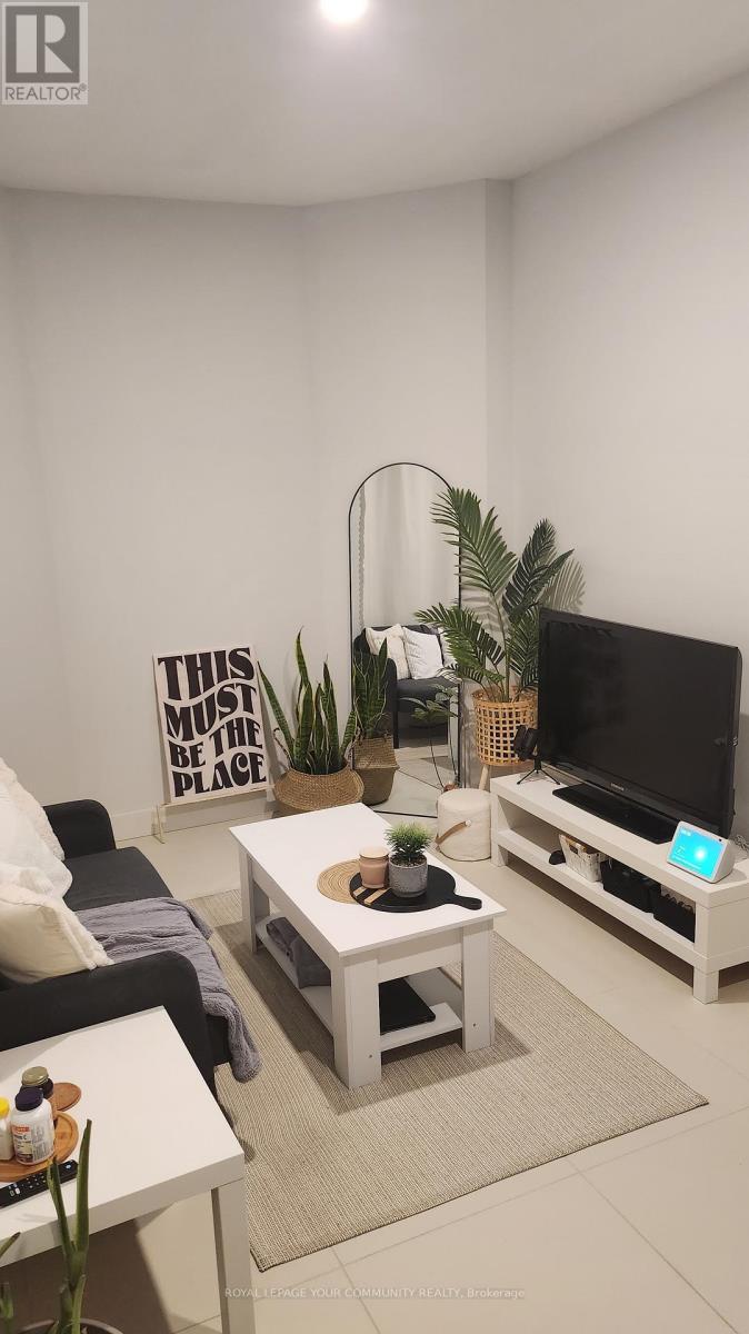 B1 - 352 Main Street N Street, Markham, ON - Indoor Photo Showing Other Room