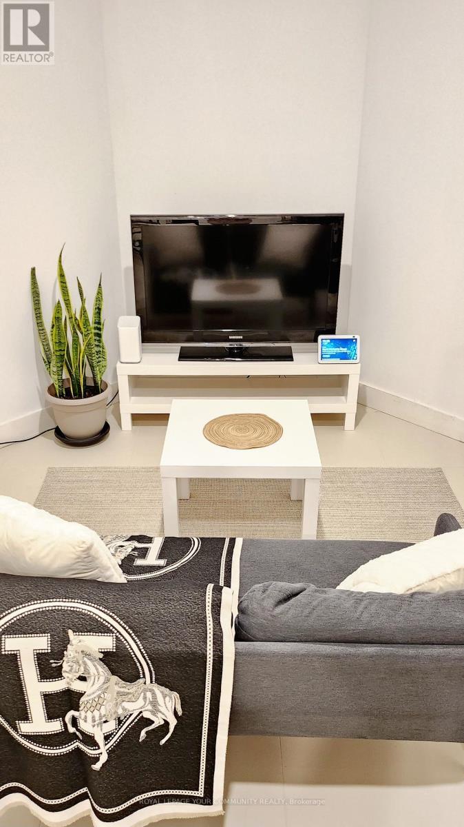 B1 - 352 Main Street N Street, Markham, ON - Indoor Photo Showing Living Room