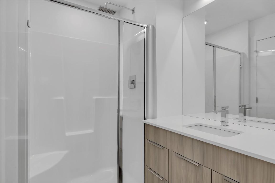 103C-3642 Mission Springs Drive, Kelowna, BC - Indoor Photo Showing Bathroom