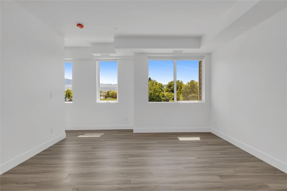 103C-3642 Mission Springs Drive, Kelowna, BC - Indoor Photo Showing Other Room