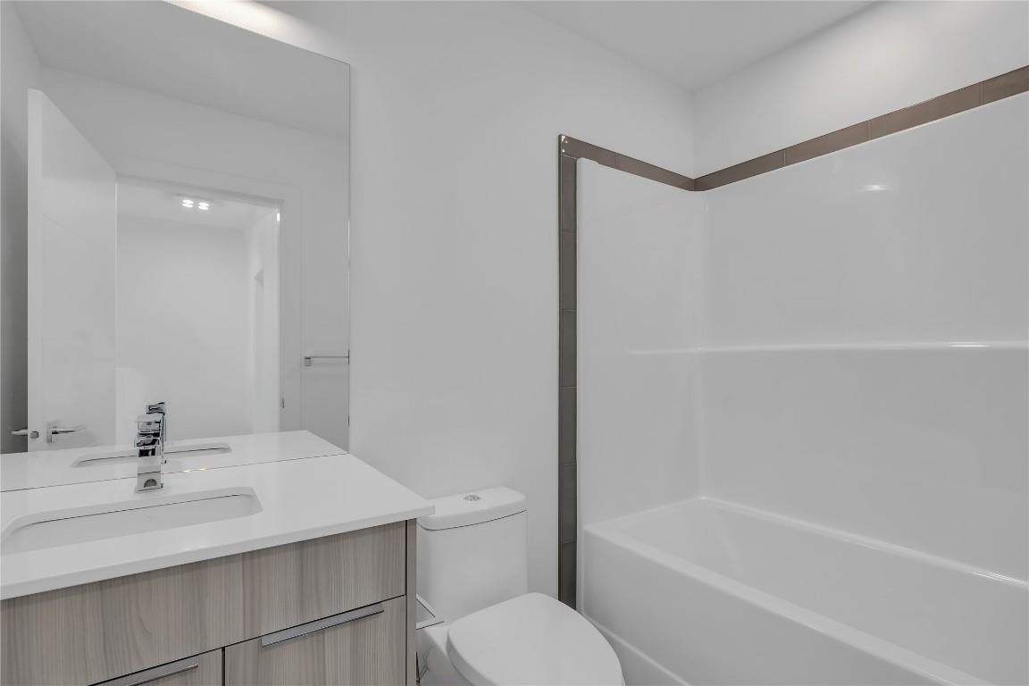 103C-3642 Mission Springs Drive, Kelowna, BC - Indoor Photo Showing Bathroom