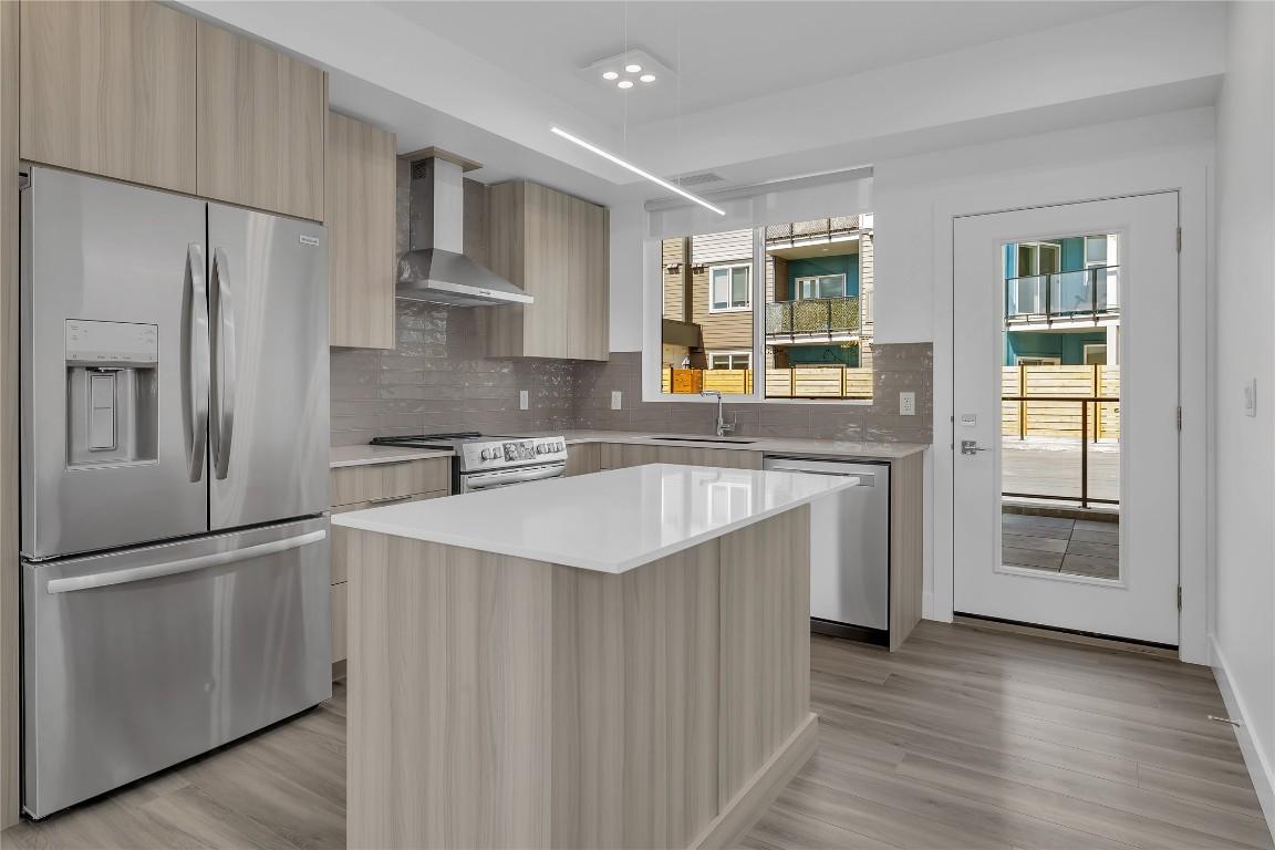103C-3642 Mission Springs Drive, Kelowna, BC - Indoor Photo Showing Kitchen With Upgraded Kitchen