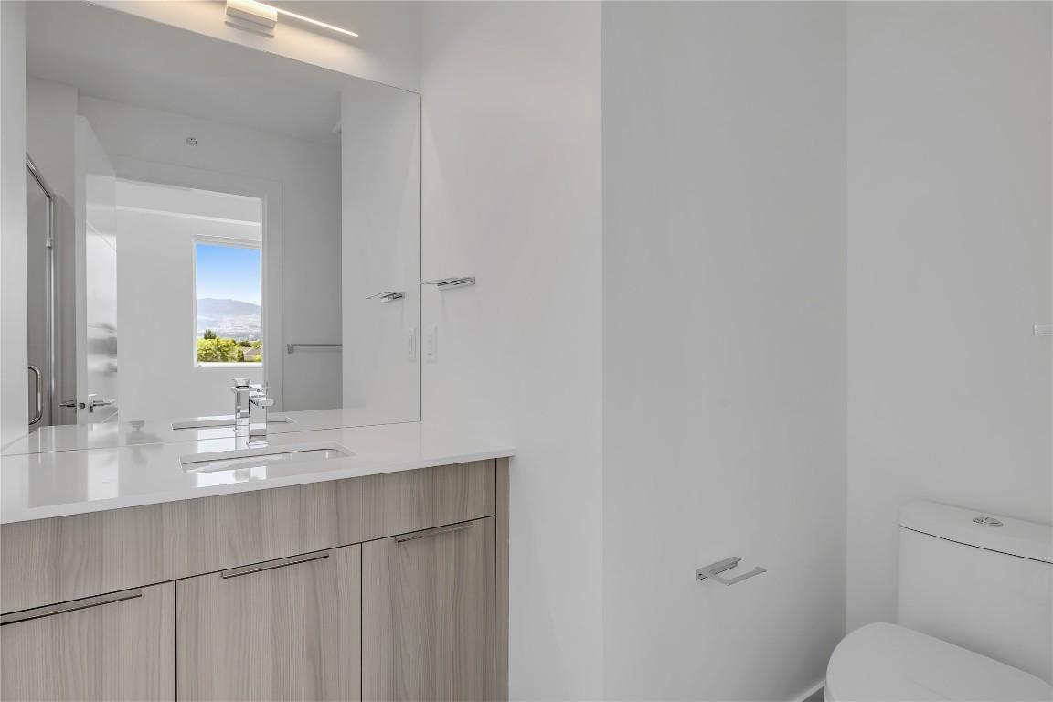 103C-3642 Mission Springs Drive, Kelowna, BC - Indoor Photo Showing Bathroom