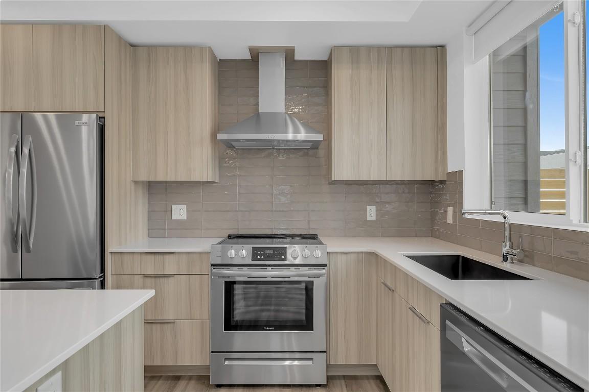 103C-3642 Mission Springs Drive, Kelowna, BC - Indoor Photo Showing Kitchen With Upgraded Kitchen