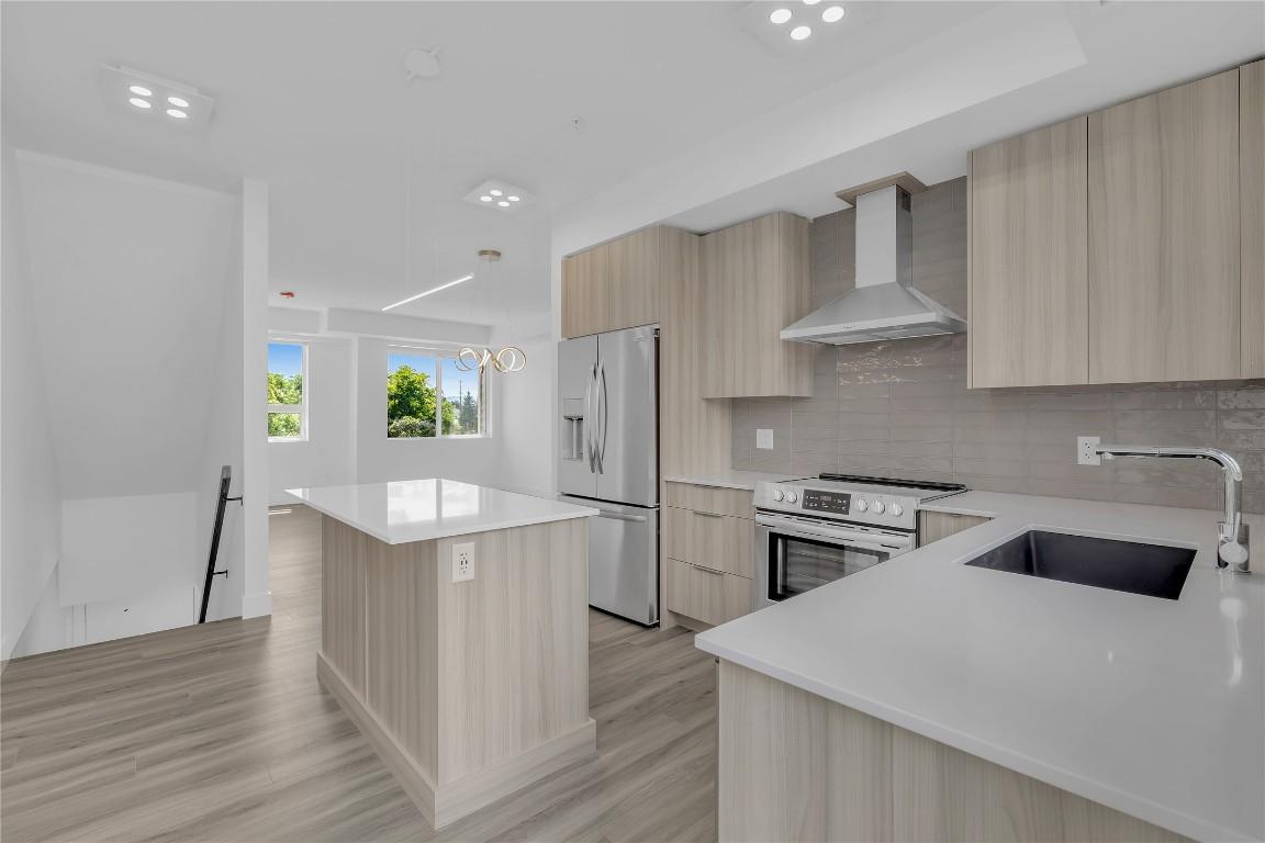 103C-3642 Mission Springs Drive, Kelowna, BC - Indoor Photo Showing Kitchen With Upgraded Kitchen