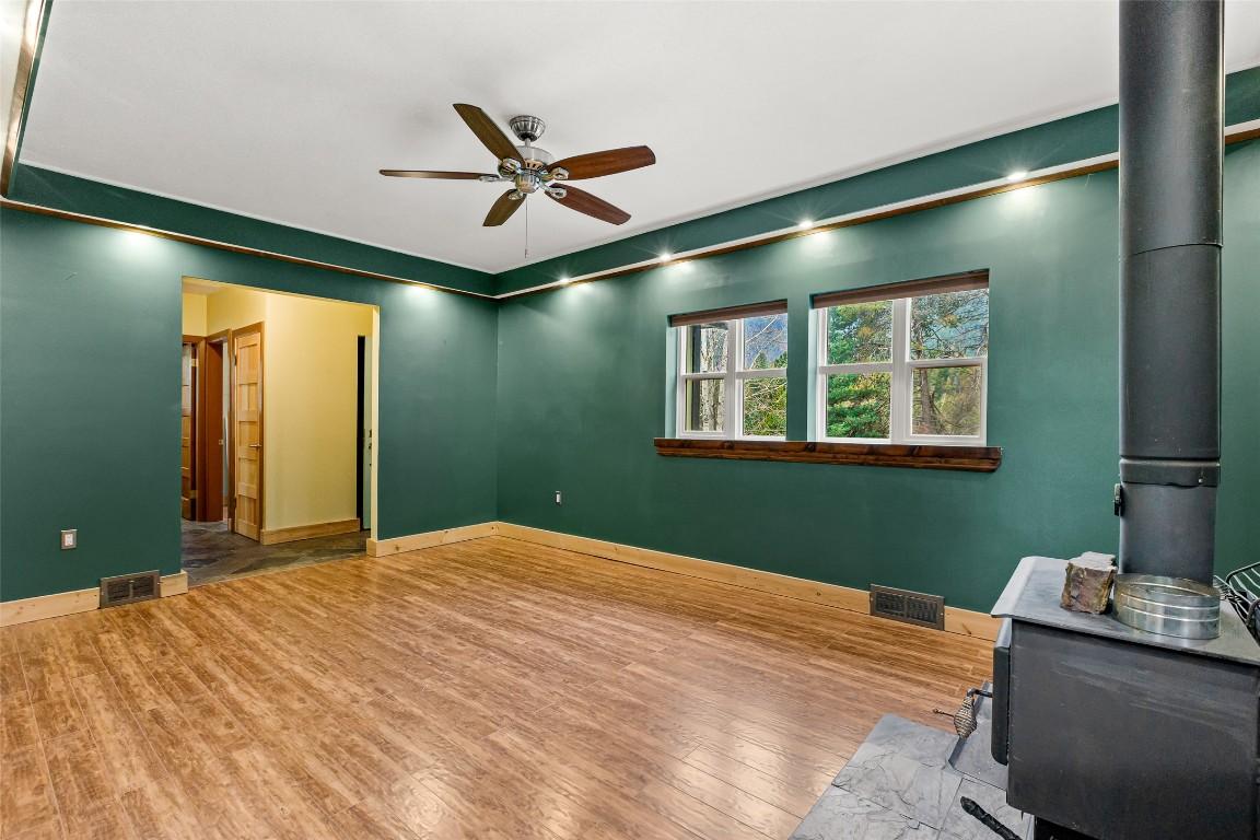 6927 Customs Road, Kingsgate, BC - Indoor Photo Showing Other Room