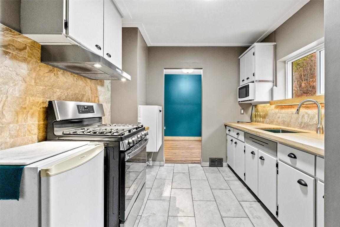 6927 Customs Road, Kingsgate, BC - Indoor Photo Showing Kitchen