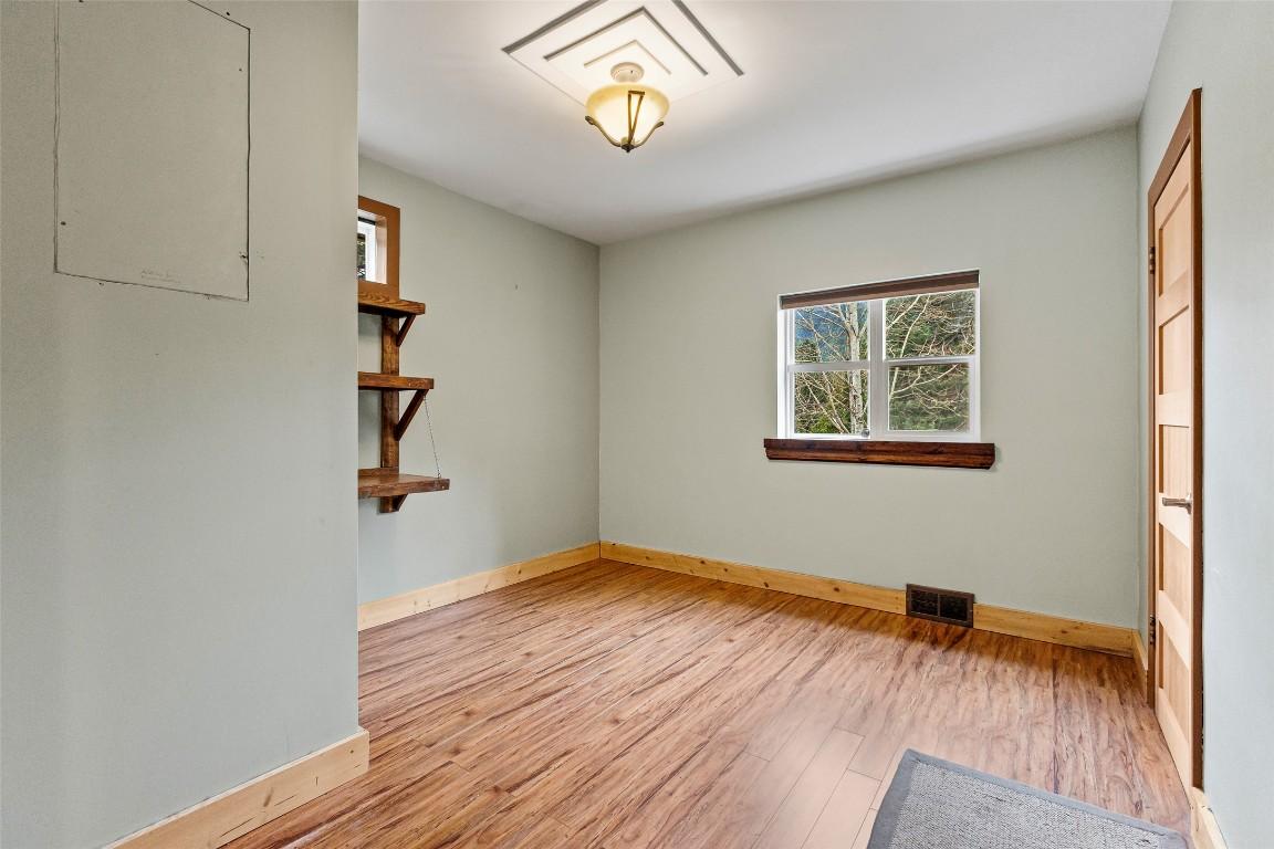 6927 Customs Road, Kingsgate, BC - Indoor Photo Showing Other Room