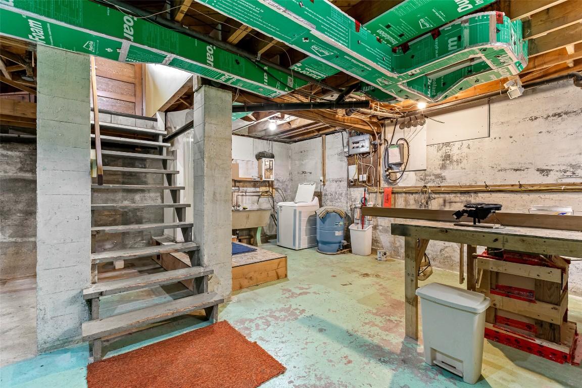 6927 Customs Road, Kingsgate, BC - Indoor Photo Showing Basement