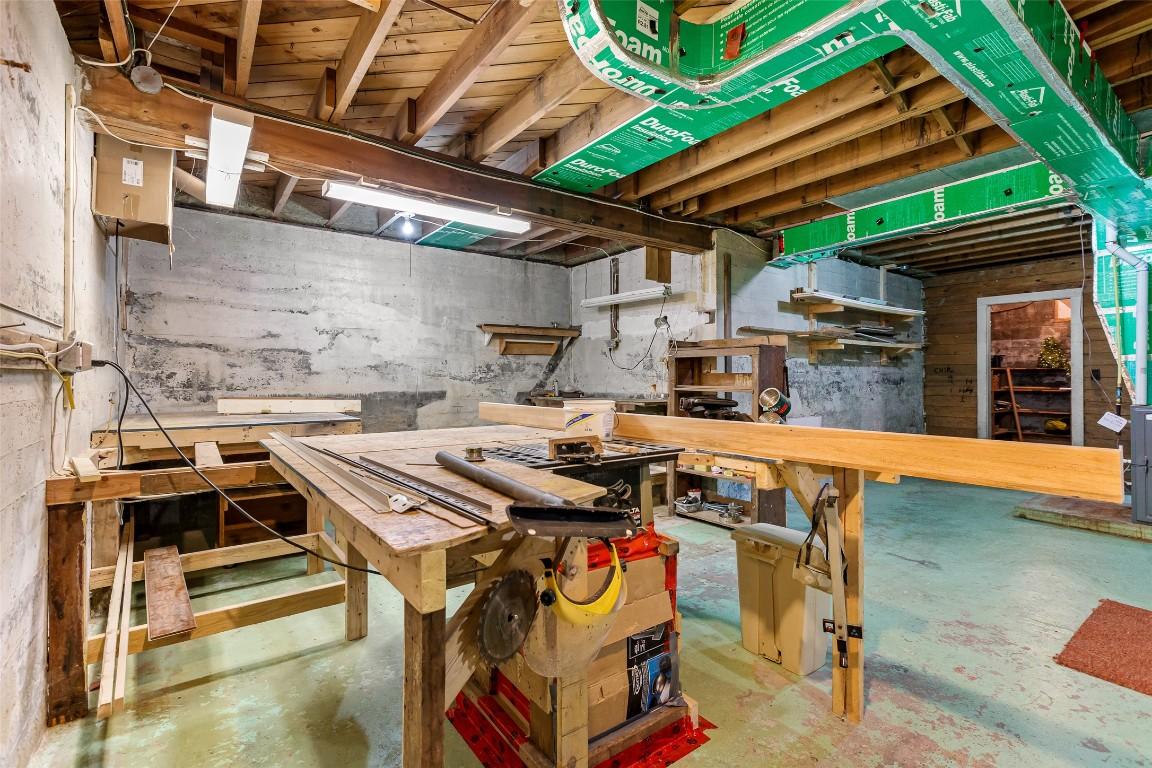 6927 Customs Road, Kingsgate, BC - Indoor Photo Showing Basement