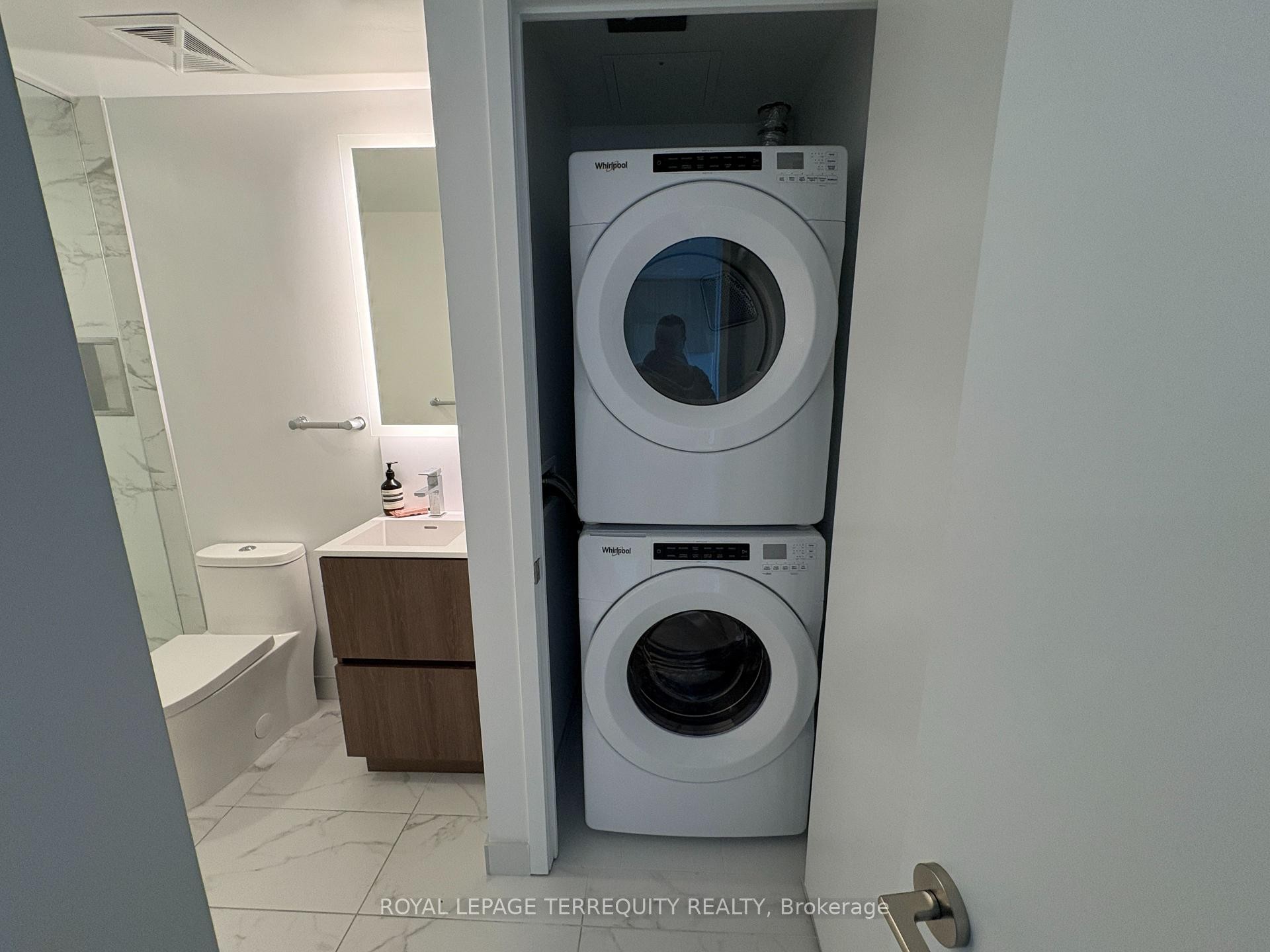 313-251 Masonry Way, Mississauga, ON - Indoor Photo Showing Laundry Room