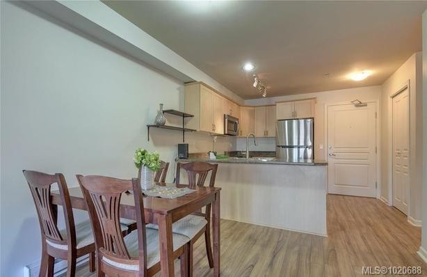210-655 Goldstream Ave, Langford, BC - Indoor