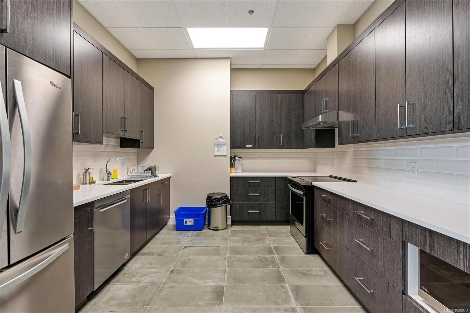 204-741 Travino Lane, Saanich, BC - Indoor Photo Showing Kitchen