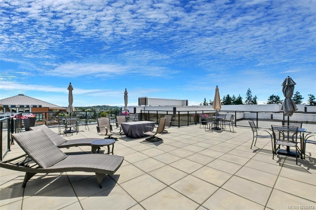 204-741 Travino Lane, Saanich, BC - Outdoor
