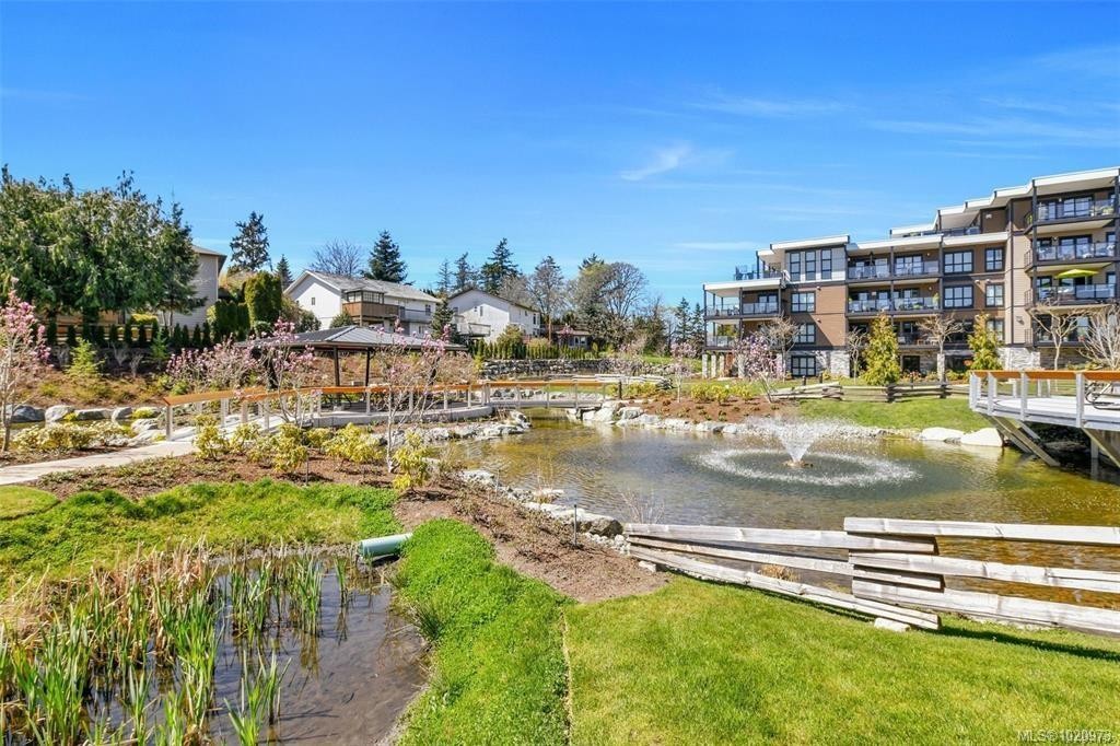 204-741 Travino Lane, Saanich, BC - Outdoor