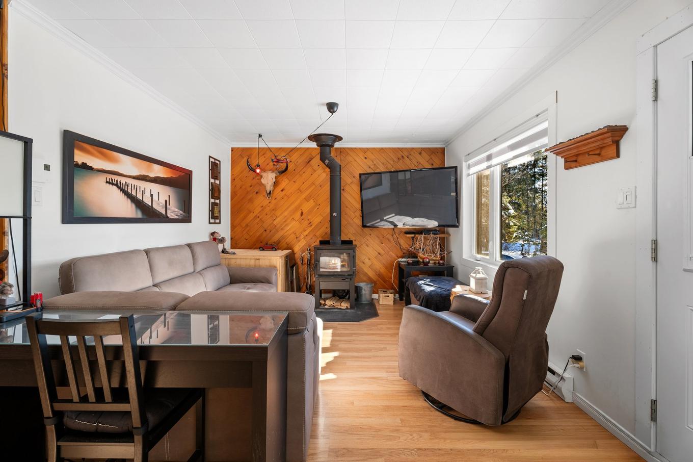 Salon - 220 Rue Guy-Desrochers, Chertsey, QC - Indoor