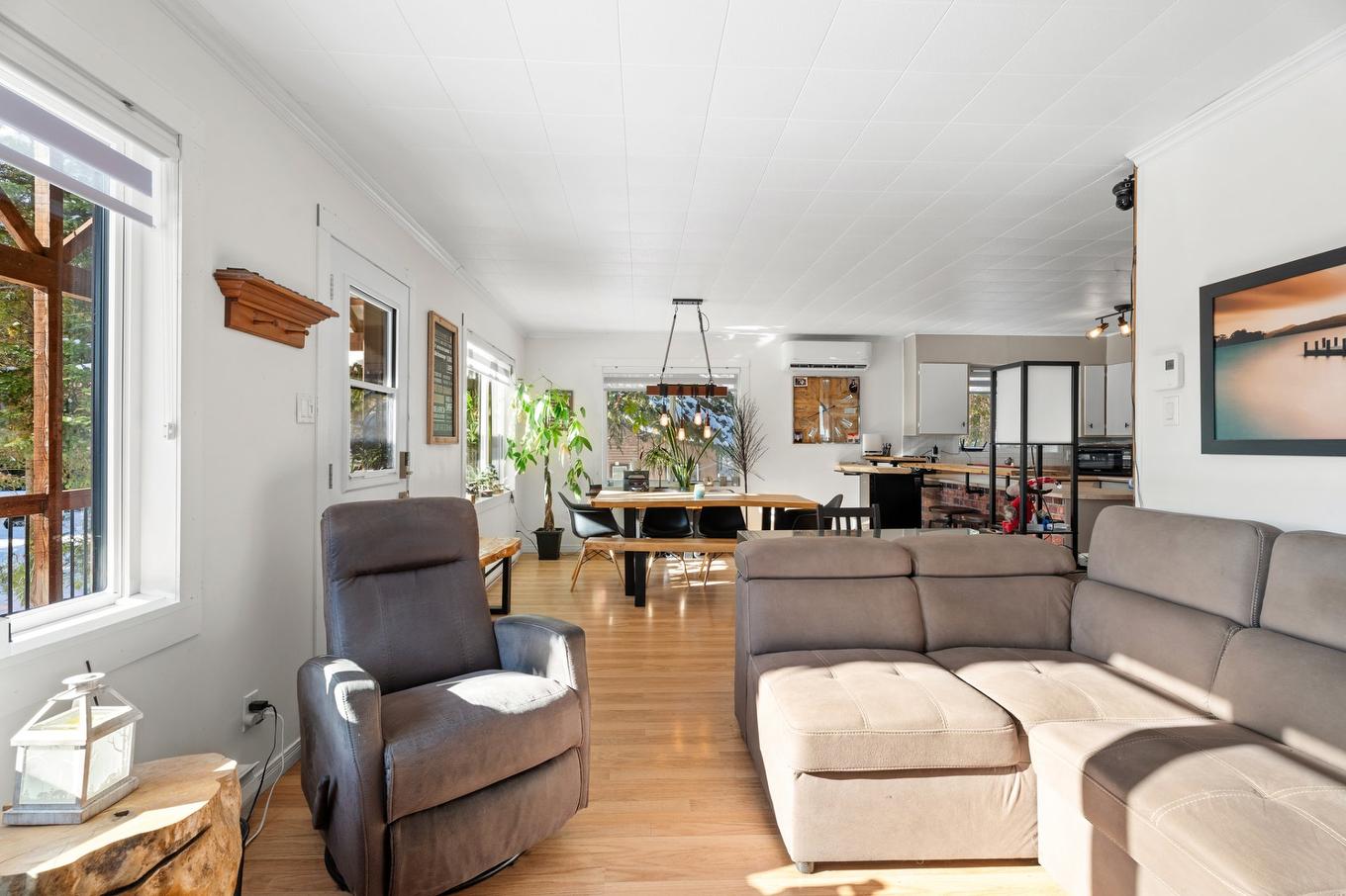 Salon - 220 Rue Guy-Desrochers, Chertsey, QC - Indoor Photo Showing Living Room