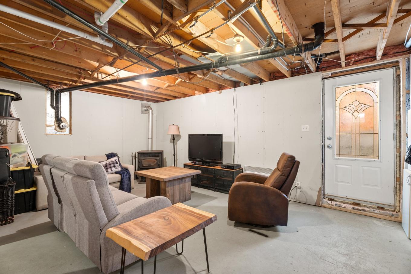 Salle familiale - 220 Rue Guy-Desrochers, Chertsey, QC - Indoor Photo Showing Basement