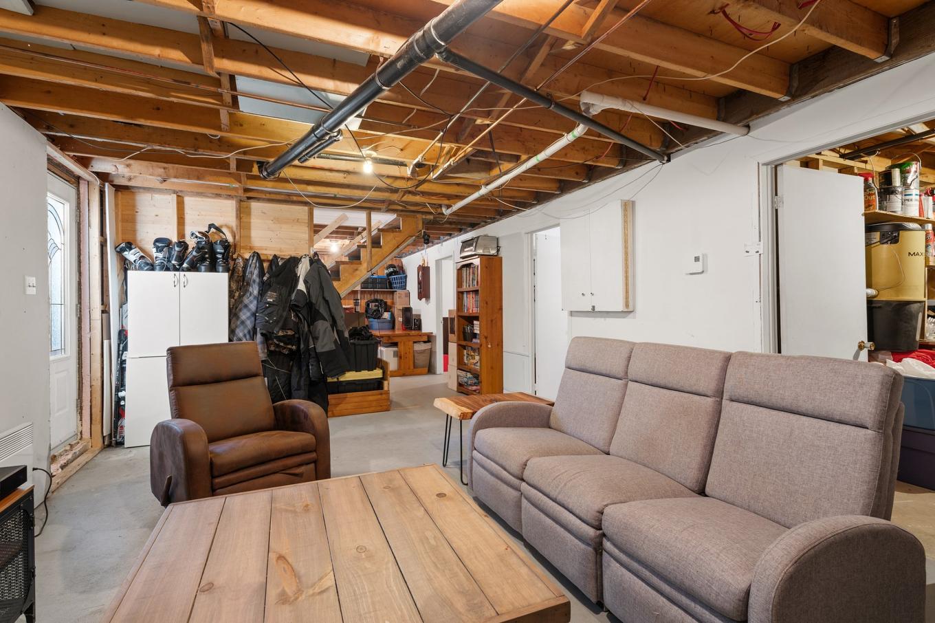 Salle familiale - 220 Rue Guy-Desrochers, Chertsey, QC - Indoor Photo Showing Basement