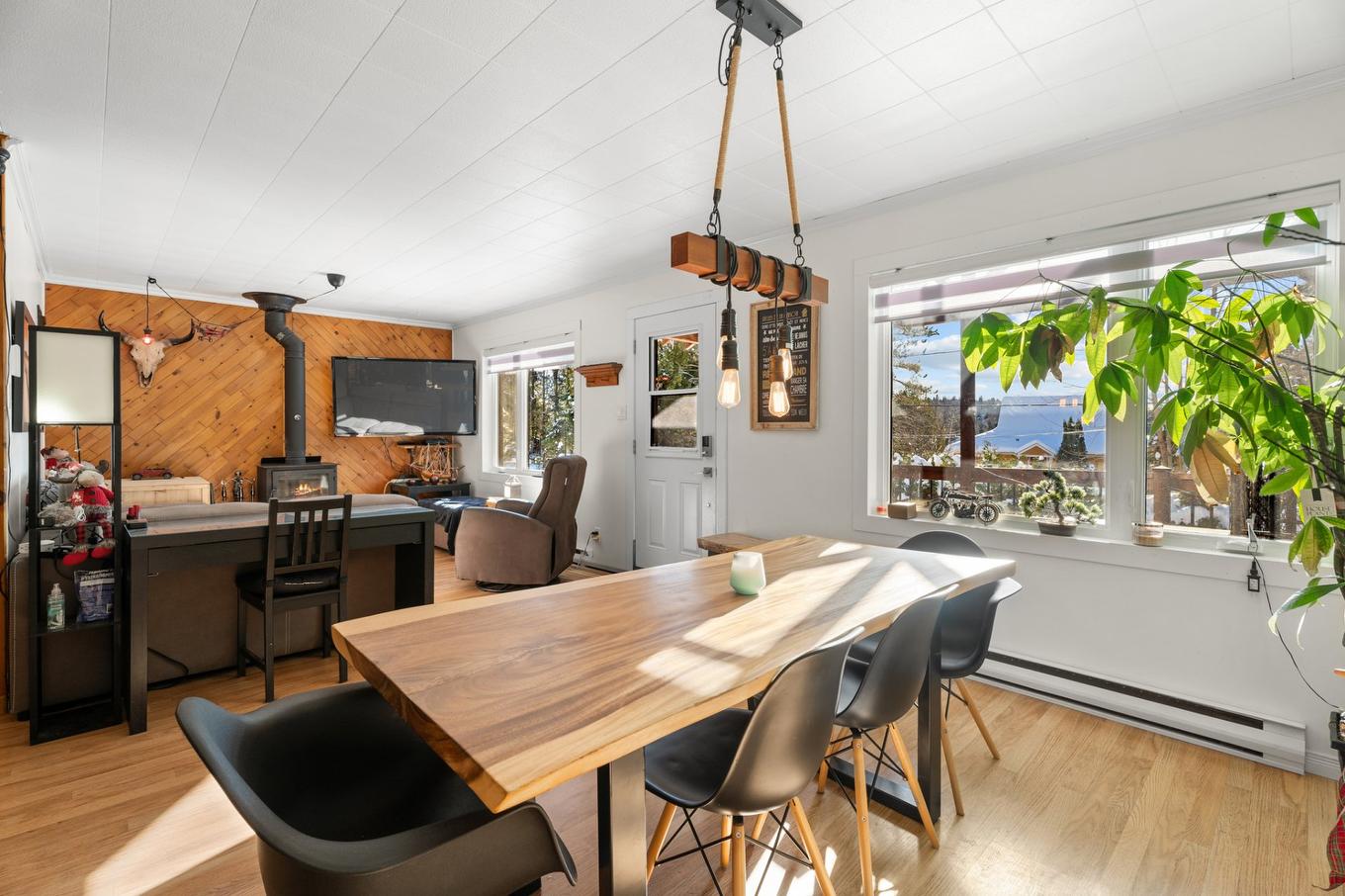 Salle à manger - 220 Rue Guy-Desrochers, Chertsey, QC - Indoor Photo Showing Dining Room