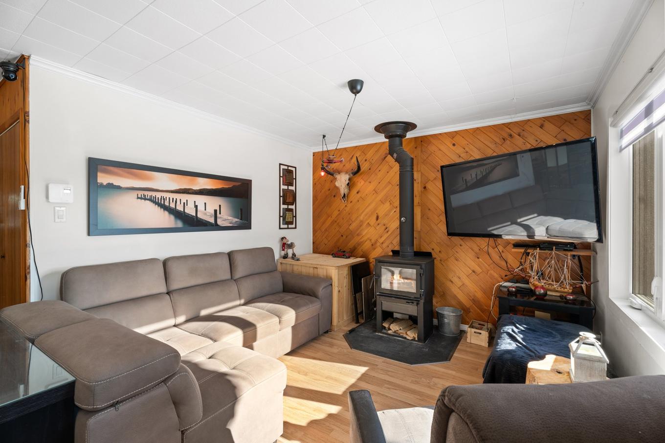 Salon - 220 Rue Guy-Desrochers, Chertsey, QC - Indoor Photo Showing Living Room With Fireplace