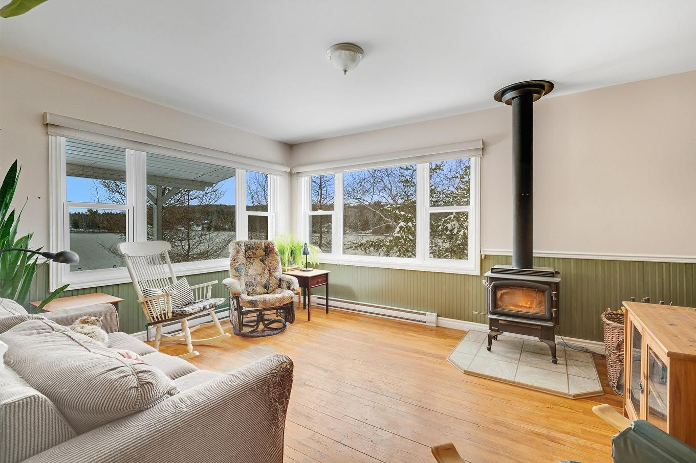 Living room - 150 Ch. Papp, Rivière-Rouge, QC - Indoor Photo Showing Living Room With Fireplace