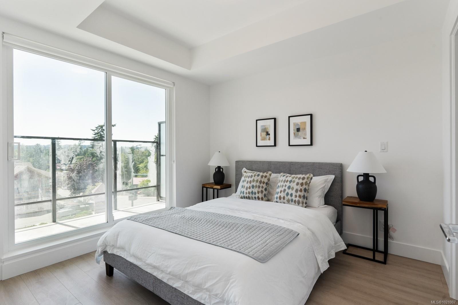 303-258 Helmcken Rd, View Royal, BC - Indoor Photo Showing Bedroom