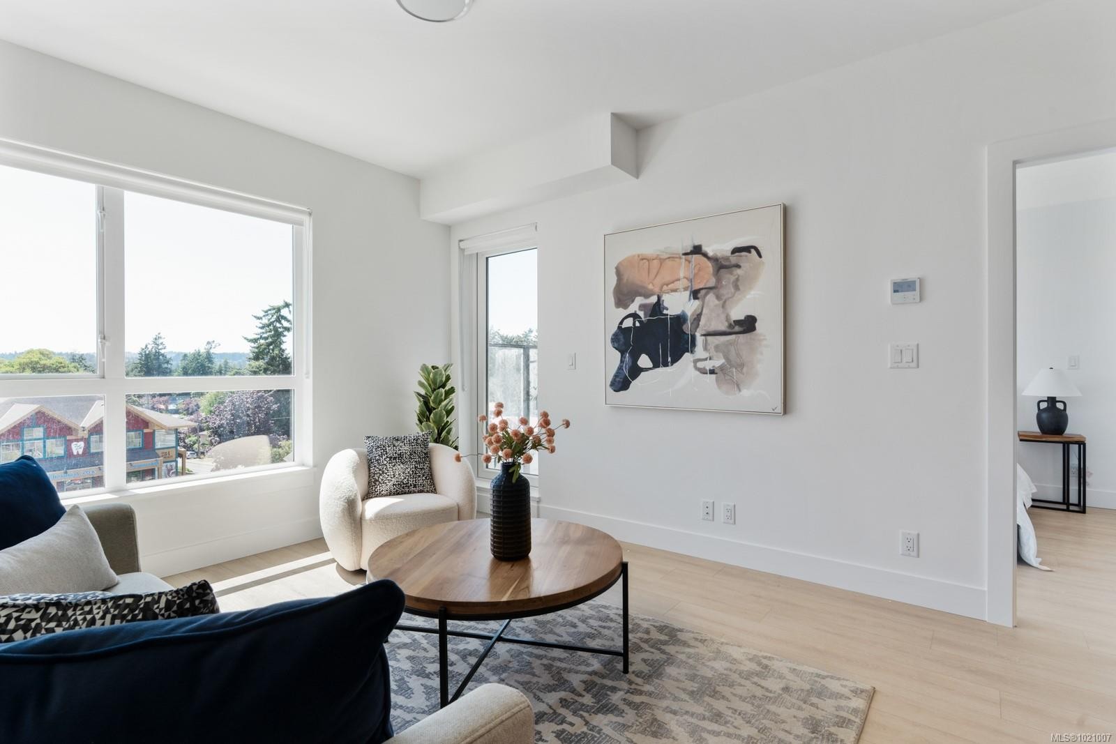 303-258 Helmcken Rd, View Royal, BC - Indoor Photo Showing Living Room