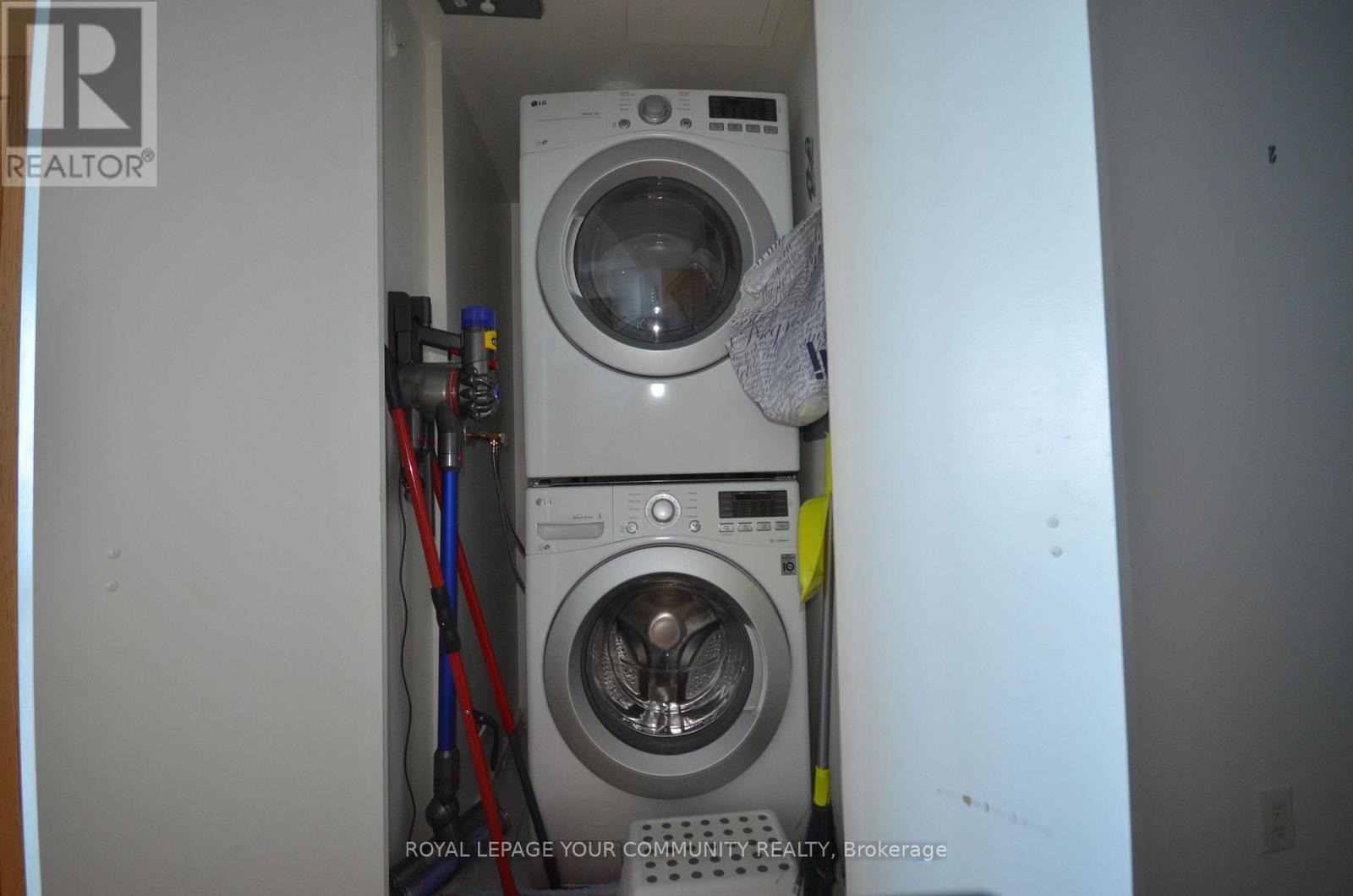 1707 - 218 Queens Quay W, Toronto, ON - Indoor Photo Showing Laundry Room