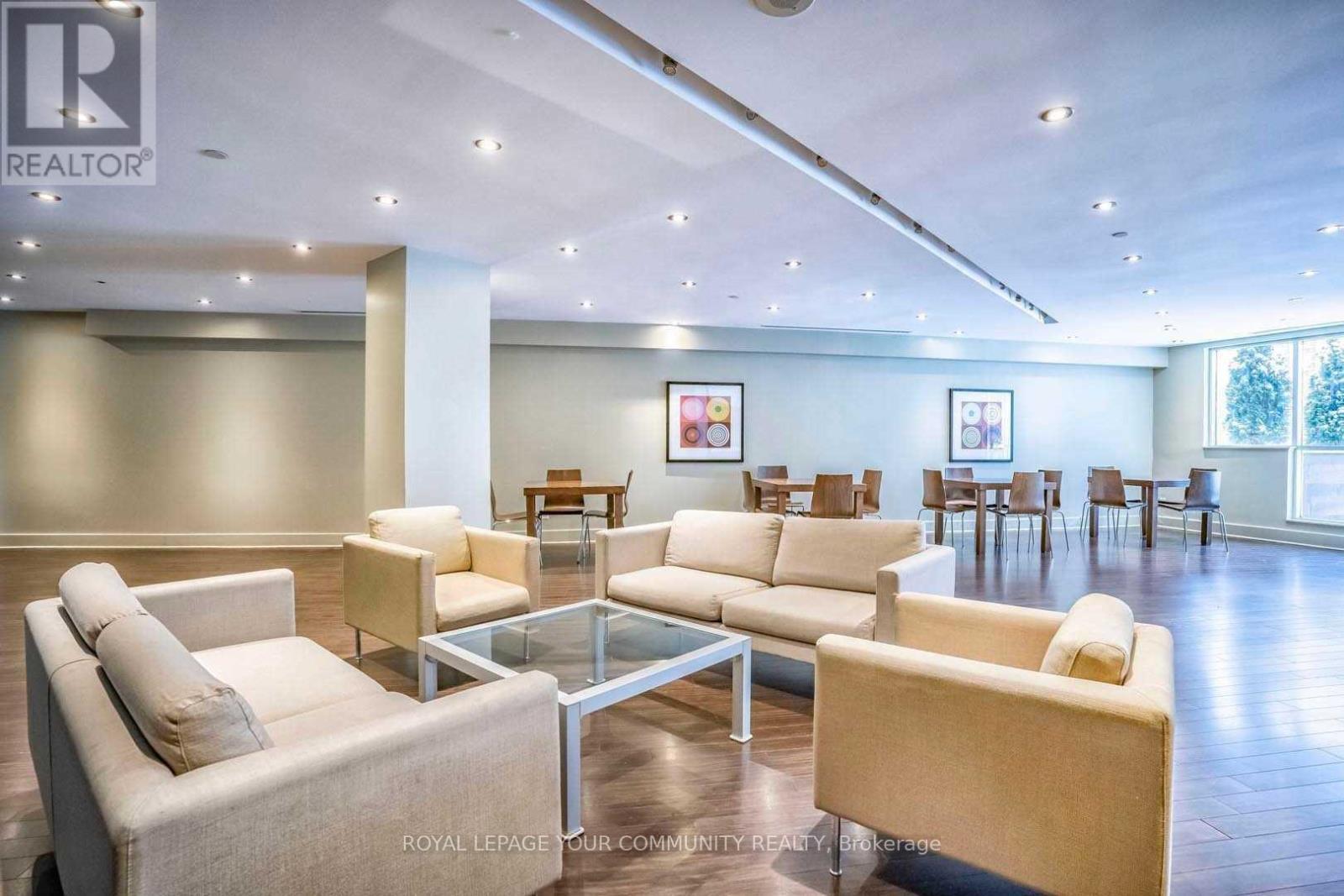 1707 - 218 Queens Quay W, Toronto, ON - Indoor Photo Showing Living Room