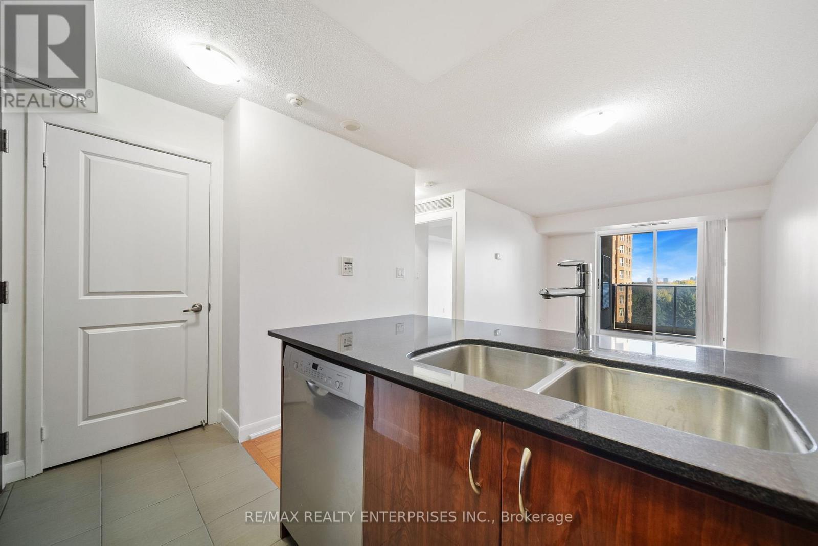 808 - 5791 Yonge Street, Toronto, ON - Indoor Photo Showing Kitchen With Double Sink