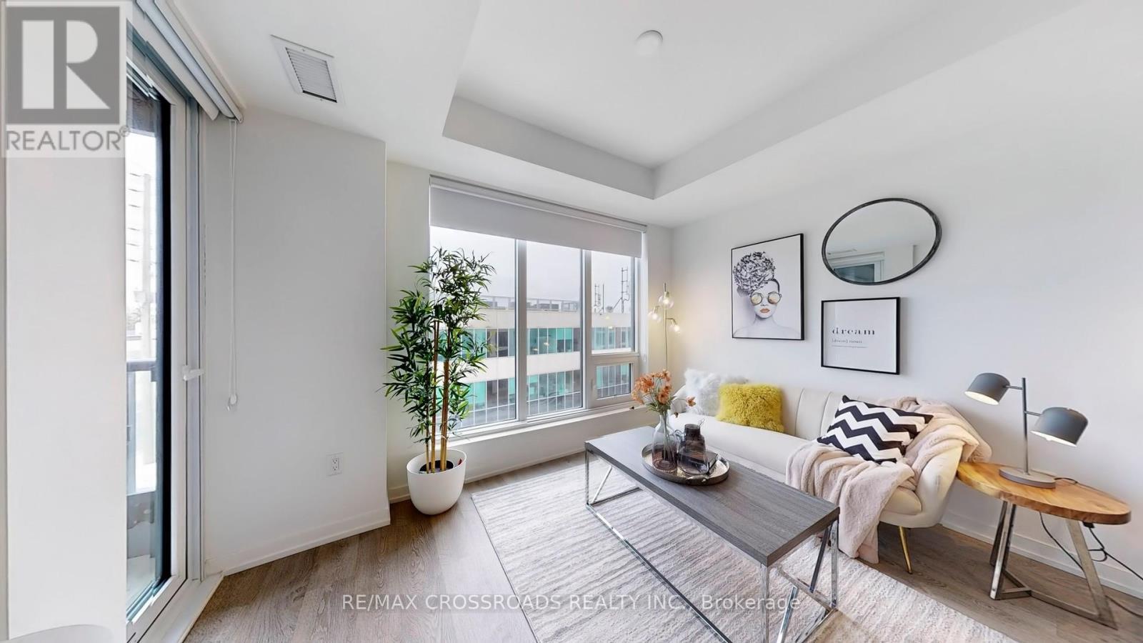 319E - 8868 Yonge Street, Richmond Hill, ON - Indoor Photo Showing Living Room