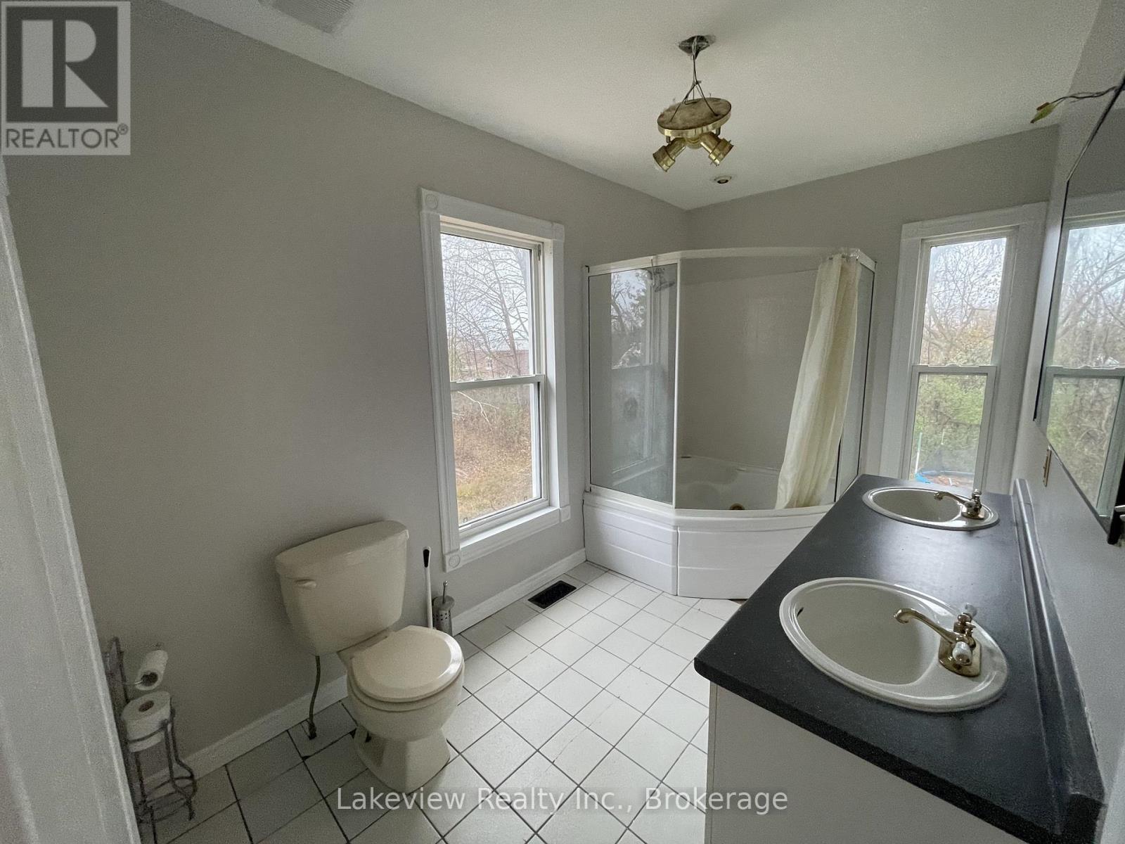 151 Simcoe Street, Orillia, ON - Indoor Photo Showing Bathroom