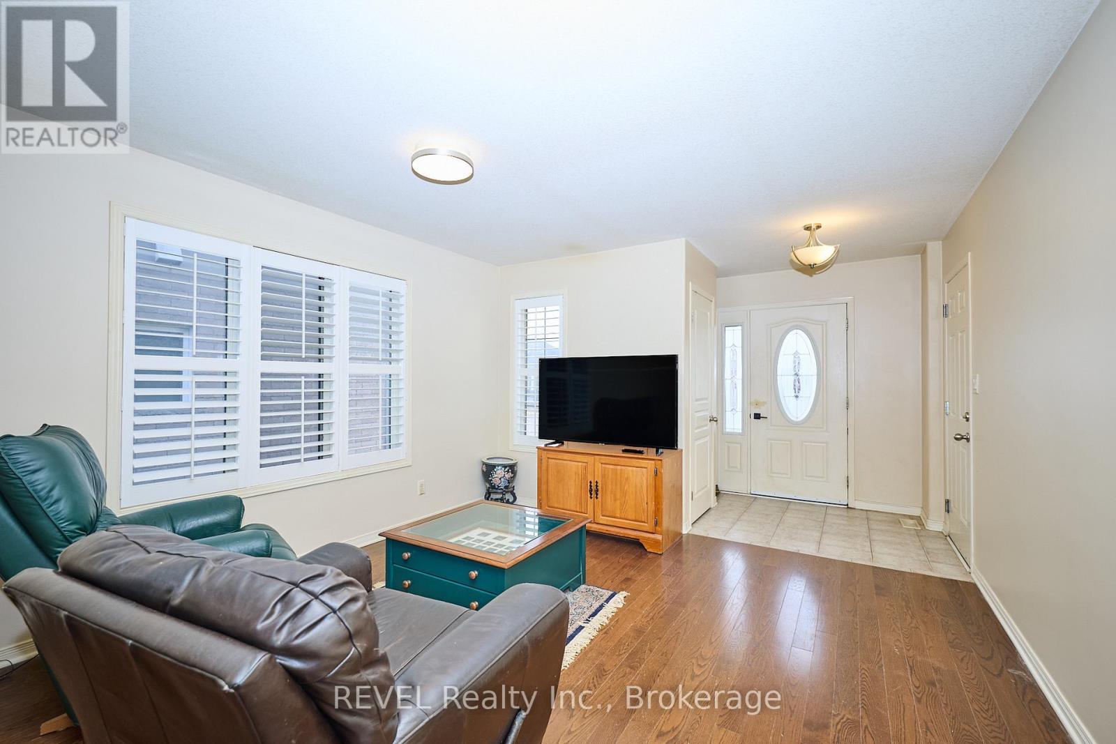 Main dining/living - 104 Tuliptree Road, Thorold (Confederation Heights), ON - Indoor Photo Showing Living Room