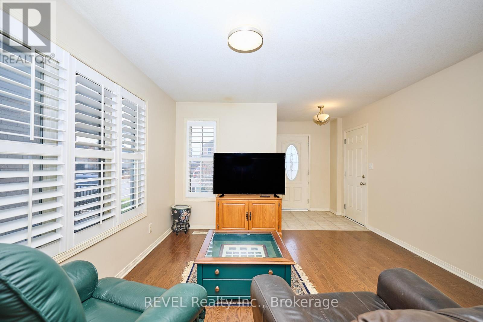 Main dining/living - 104 Tuliptree Road, Thorold (Confederation Heights), ON - Indoor Photo Showing Living Room