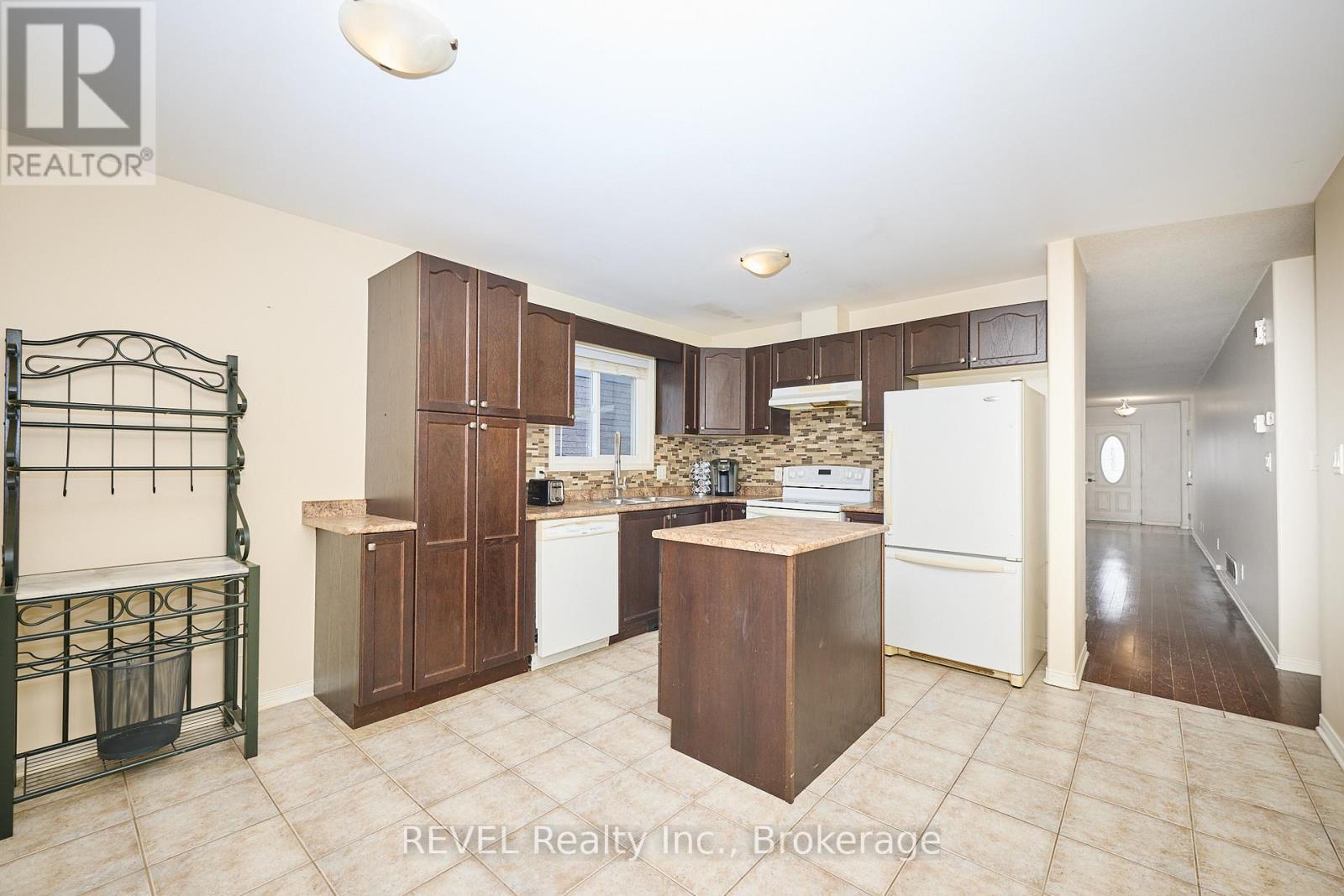 Main kitchen - 104 Tuliptree Road, Thorold (Confederation Heights), ON - Indoor Photo Showing Kitchen