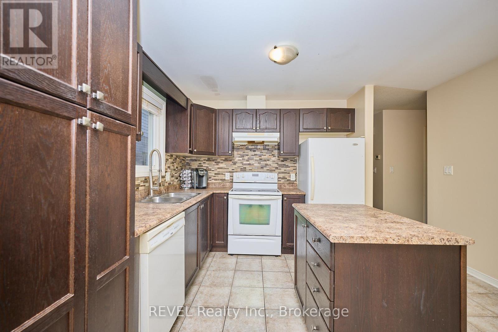 Main kitchen - 104 Tuliptree Road, Thorold (Confederation Heights), ON - Indoor Photo Showing Kitchen With Double Sink
