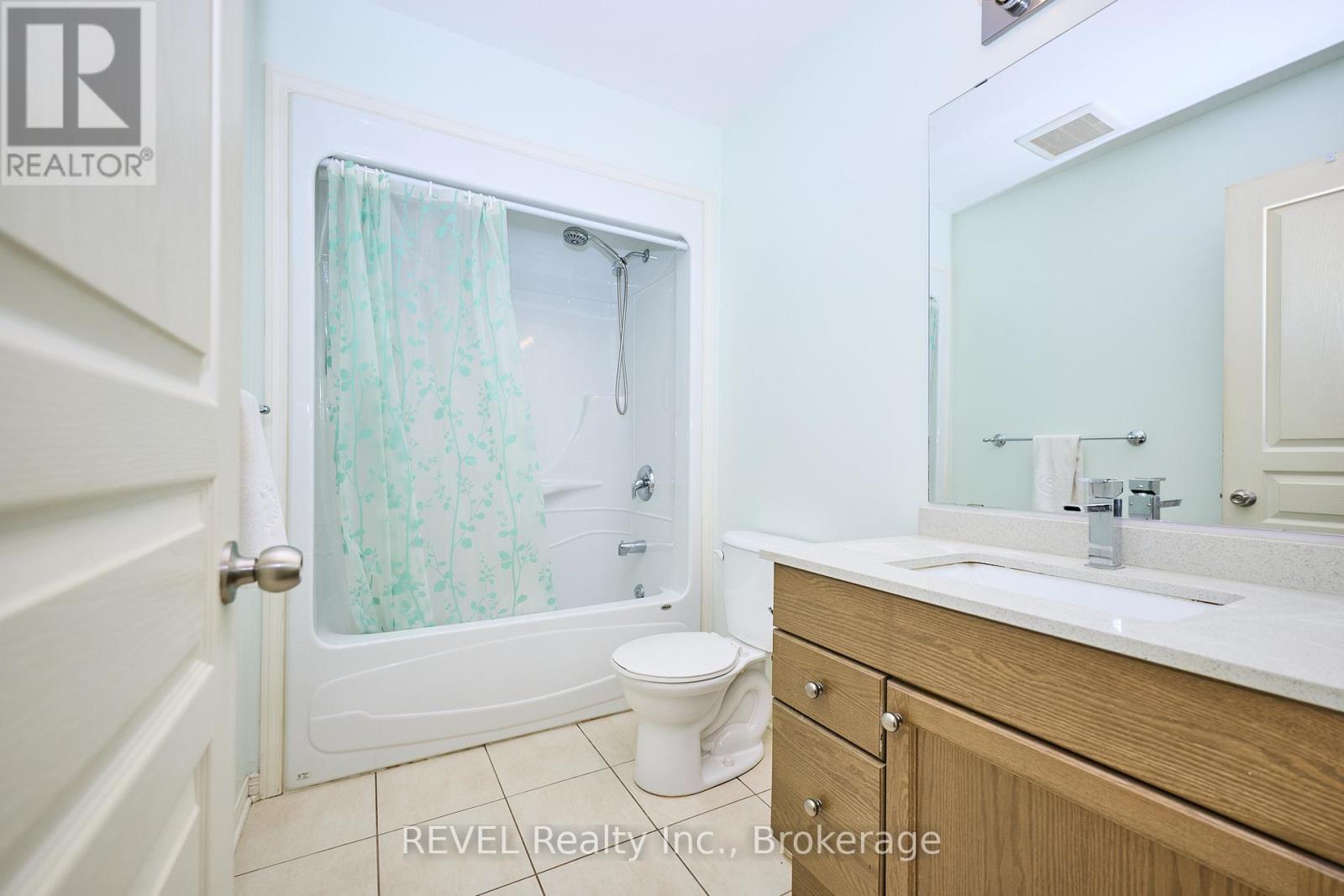 Main bathroom - 104 Tuliptree Road, Thorold (Confederation Heights), ON - Indoor Photo Showing Bathroom