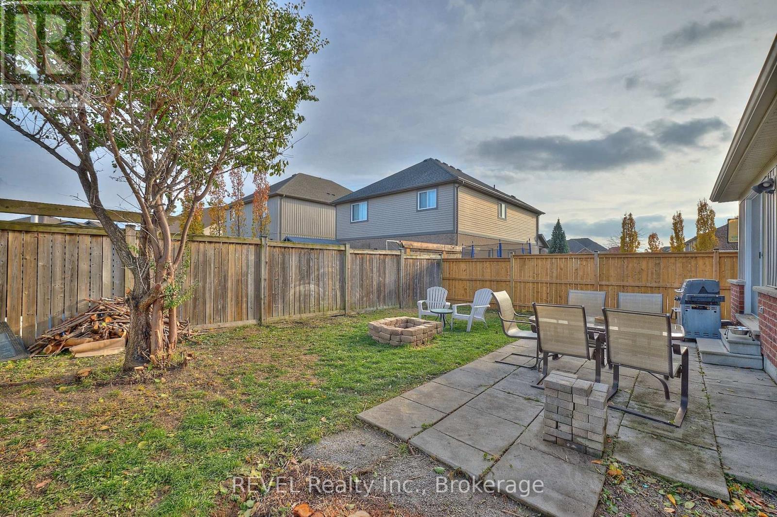 104 Tuliptree Road, Thorold (Confederation Heights), ON - Outdoor