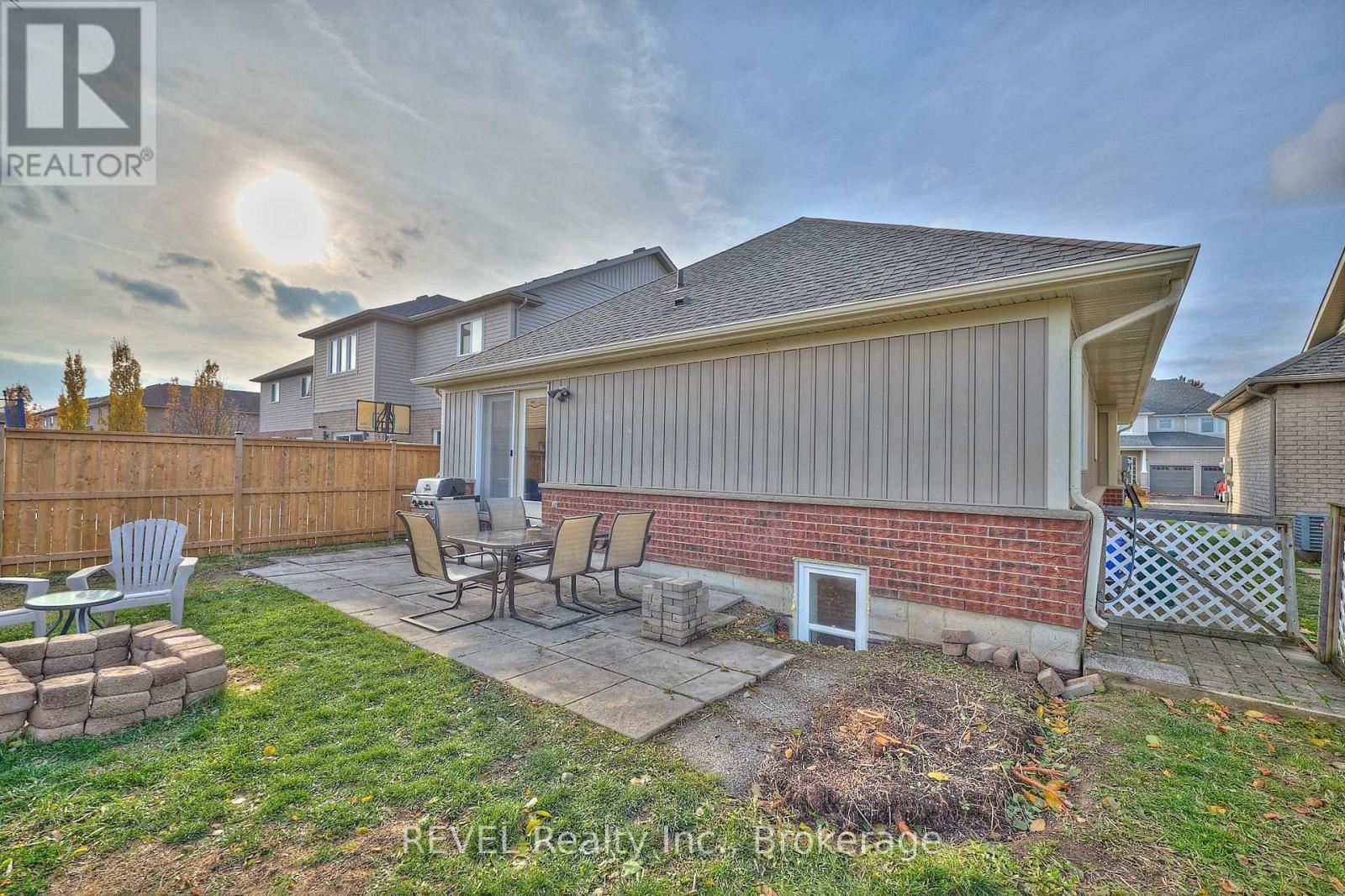 104 Tuliptree Road, Thorold (Confederation Heights), ON - Outdoor With Exterior