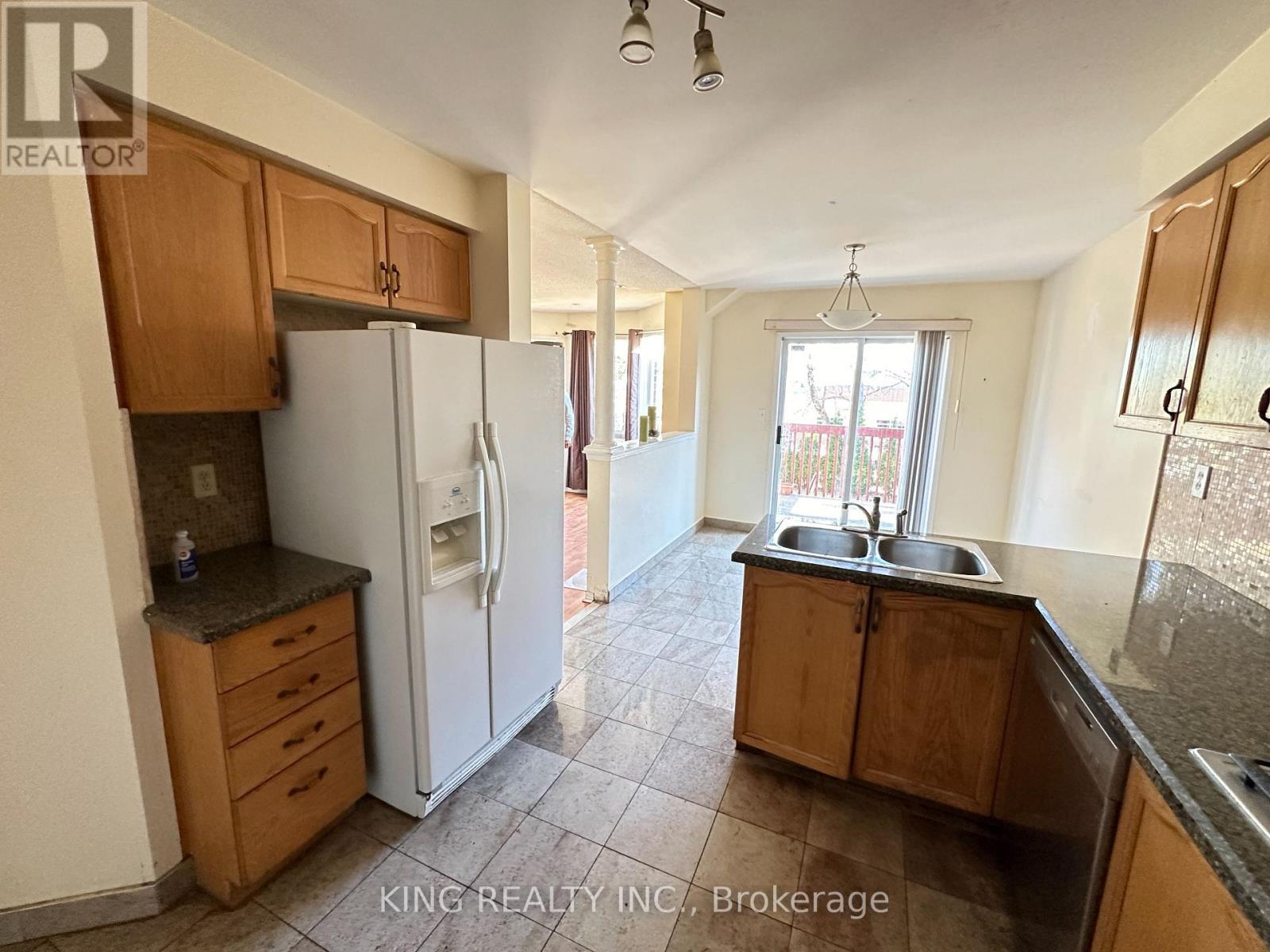 77 Forestgrove Circle, Brampton, ON - Indoor Photo Showing Kitchen With Double Sink