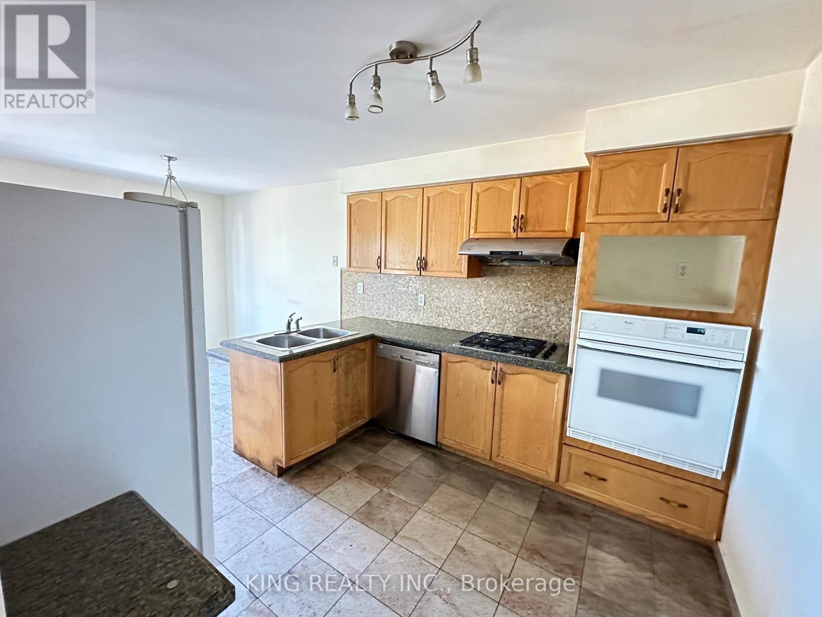 77 Forestgrove Circle, Brampton, ON - Indoor Photo Showing Kitchen With Double Sink