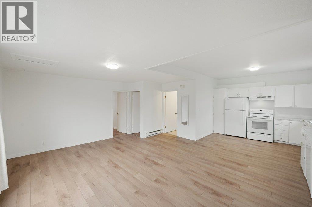 428 Hillcrest Avenue, Oliver, BC - Indoor Photo Showing Kitchen