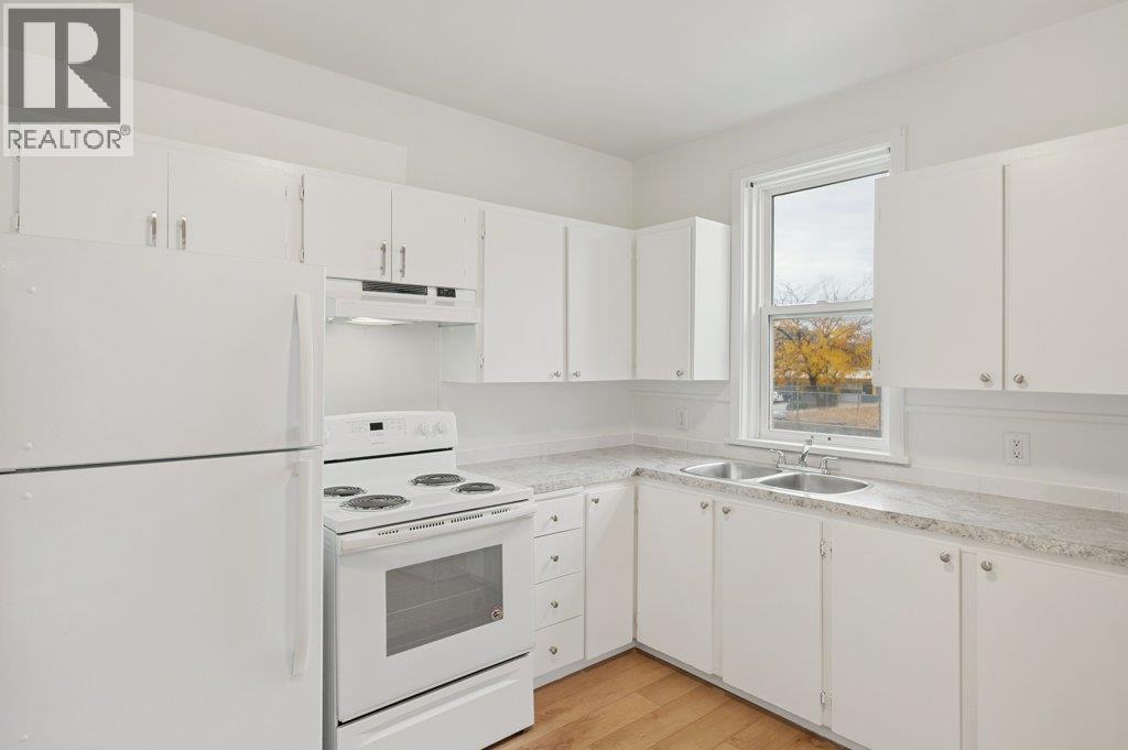 428 Hillcrest Avenue, Oliver, BC - Indoor Photo Showing Kitchen With Double Sink