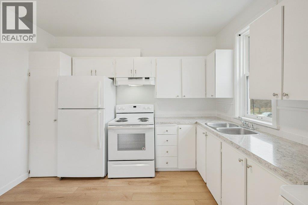 428 Hillcrest Avenue, Oliver, BC - Indoor Photo Showing Kitchen With Double Sink