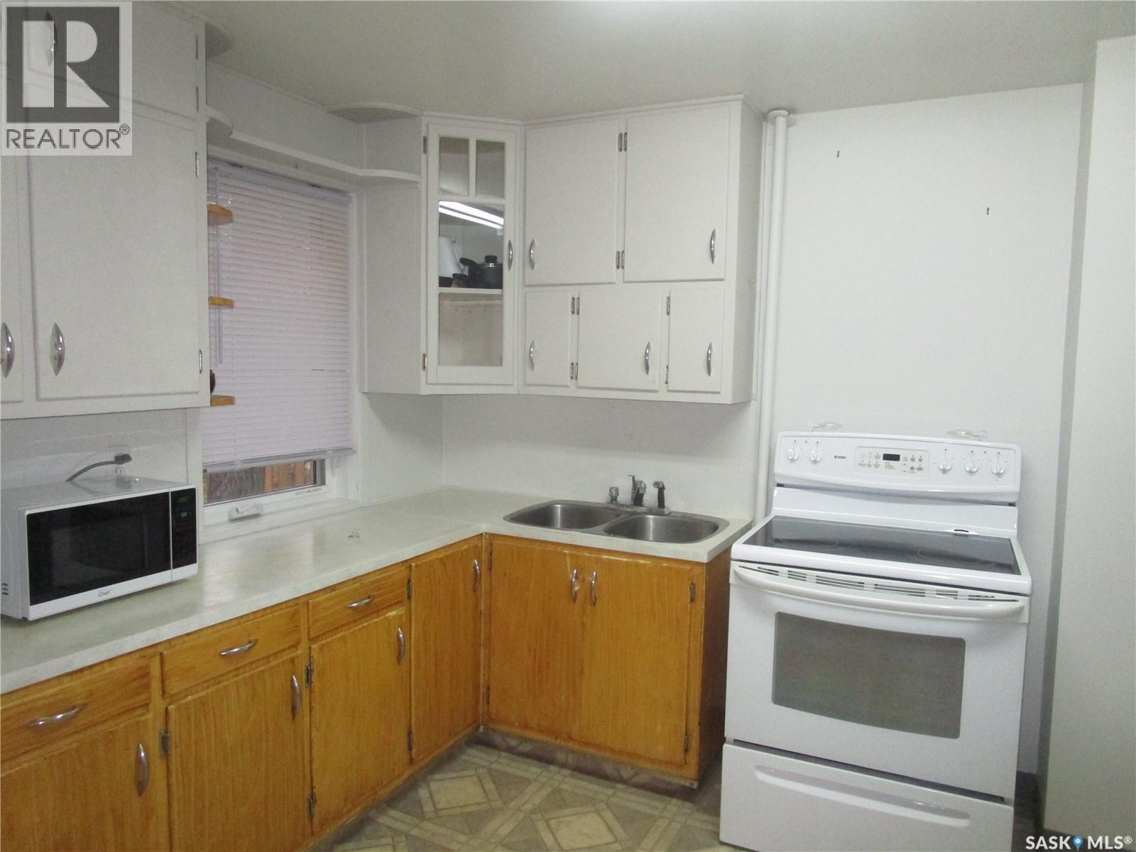 206 3Rd Avenue E, Assiniboia, SK - Indoor Photo Showing Kitchen With Double Sink